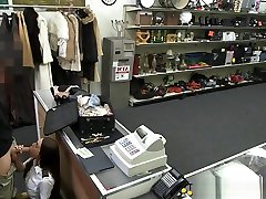 gorące latynoamerykańskie stewardessa pochyla sklep bossów kogut