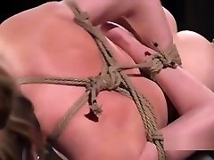 brunetka niewolnika dostajesz lanie w kilku hogties