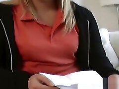 bella bionda che dà la testa ad un nerd
