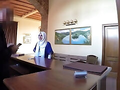 une belle petite amie arabe qui se tape un coq dans sa chambre dhôtel