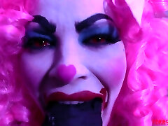 clown girl selvaggiamente fottuto e tormentato dal maestro