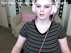 gracz dziewczyna z dużymi cyckami gra fortnite