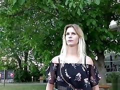 niemiecki zwiadowca - 18 jahre z młodego ucznia lara bay strassen casting obserwuje