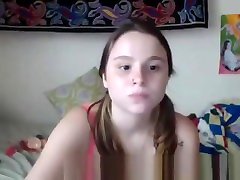 una ragazzina carina che scherza