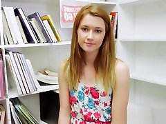 una bella ragazza che si e trovata in una biblioteca