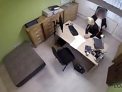 LOAN4K. Bel agente fa lamore con una ragazza sexy e approva il credito