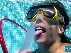 estremamente selvaggio scuba diver minnie manga utilizza un dildo per la lucidatura fica subacquea