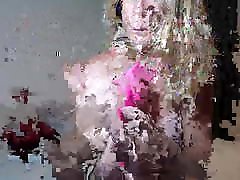 showering wet she use feet to play