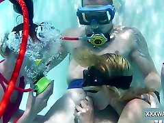 cornea scuba diver minnie manga dà bel pompino proprio sotto lacqua