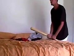 angry typ caches seine mädchen in bett mit andere