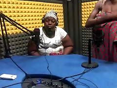 afrikanische mama zeigt ihre tochter&039;s enorme titten