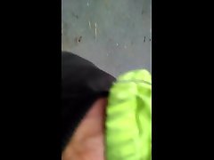pee in middle of road