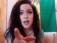 wedges oral chica sexy con el pelo rizado cuerpo perfecto uñas y maquillaje