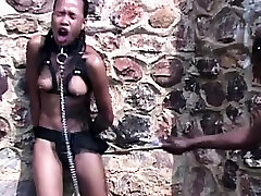 nuevo ébano chica sumisa en ciudad railed al aire libre