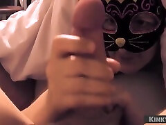 ein süßes mädchen spielt mit einem schwanz unter der decke - daddy fucks twink gay cumshot