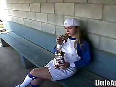 kwiecień lubi gry w baseball i wali konia