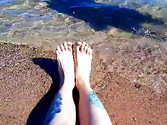 la dominatrice nika profite de la mer salée sur ses pieds