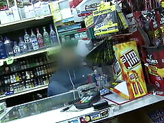 Im Einkaufsladen schnappt sie sich den Schwanz