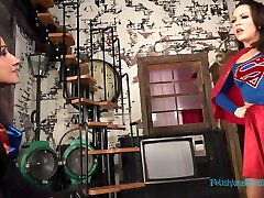 Superheroine Servesupergirl