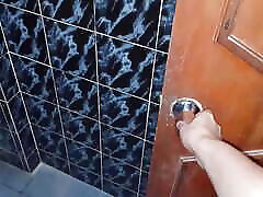 I hide to be able to see my stepmother while she is taking a bath, what a cloisonner ain ass she shows us and then fuck her how d