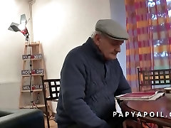 Papy se tape la femme de menage avec un pote