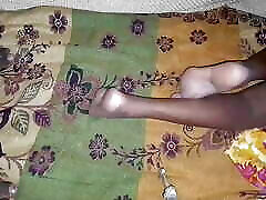 Subah ke time bhabhi ki chudai karte waqt uski beti uth Gai Nahin to bhabhi ki three boy one girl hd maarta