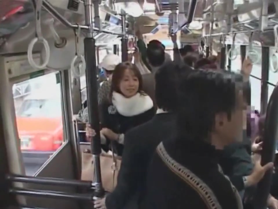 азиатки в общественном месте. азиатки в общественном транспорте. смартфоны в общественном транспорте. азиатки в общественном месте. японские девочки в общественном транспорте.