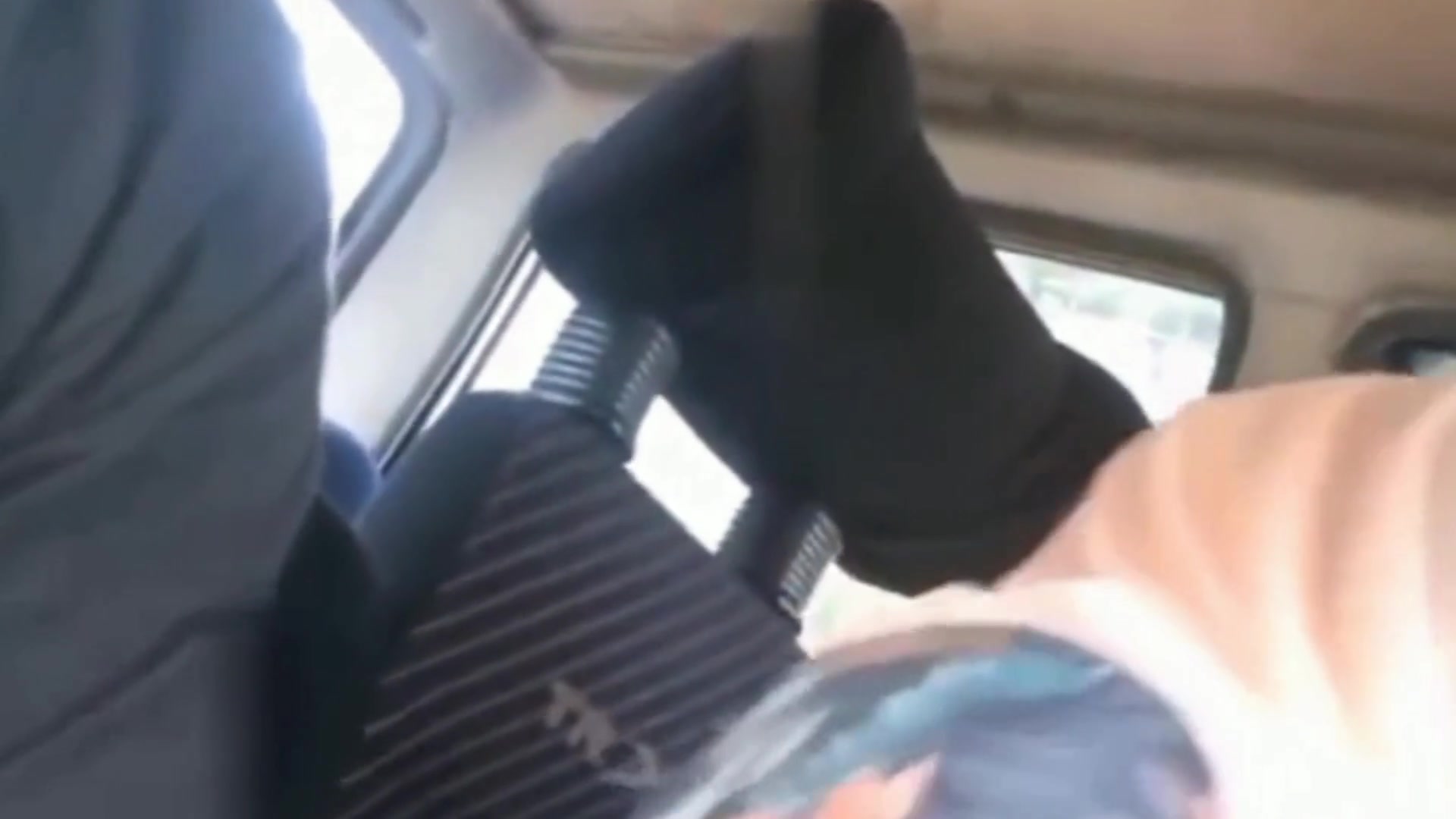 Jilbab ngentot di mobil